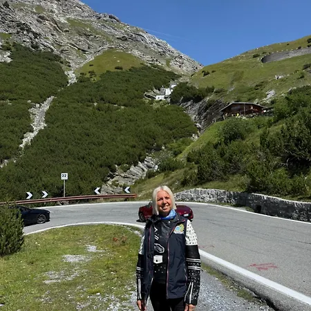 Black And White Apartament Locate Bergamasco